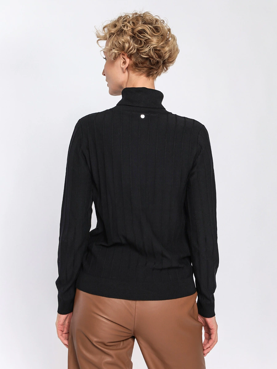 Черный свитер с фактурными полосками